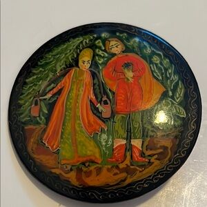 Russian Mstera black laquer brooch round signed Rendezvous couple date